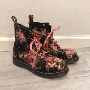 Dr. Marten’s Black Victorian Flowers 1460